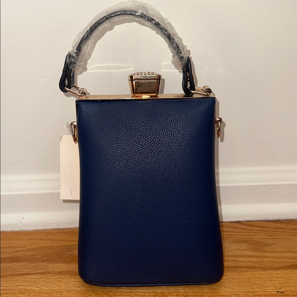Elegant Navy Bag with Gold Detailing - Picture 5 of 7